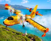 Желтый самолёт над морем