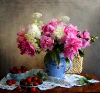 Свежий букет пионов и клубника