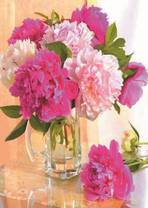 Букет пионов в прозрачном бокале